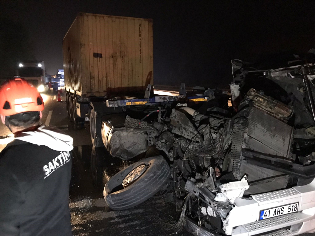 OTOYOLDA FECİ KAZA: PARAMPARÇA OLAN TIRIN KUPASINDAN SAĞ ÇIKTI ADETA YOK OLAN TIRIN KUPASINDAN İNANILMAZ KURTULUŞ