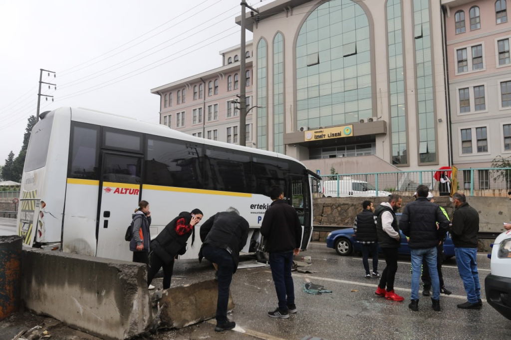 KAZAYA UYKUDA YAKALANDILAR: 6 KİŞİ YARALANDI İŞÇİLERİ TAŞIYAN MİDİBÜS KAZA YAPTI: 6 YARALI