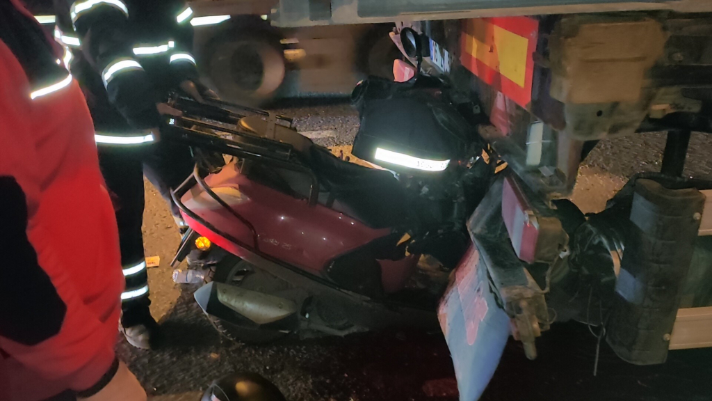 MOTOSİKLET TIRA OK GİBİ SAPLANDI: MOTOKURYE HAYATINI KAYBETTİ