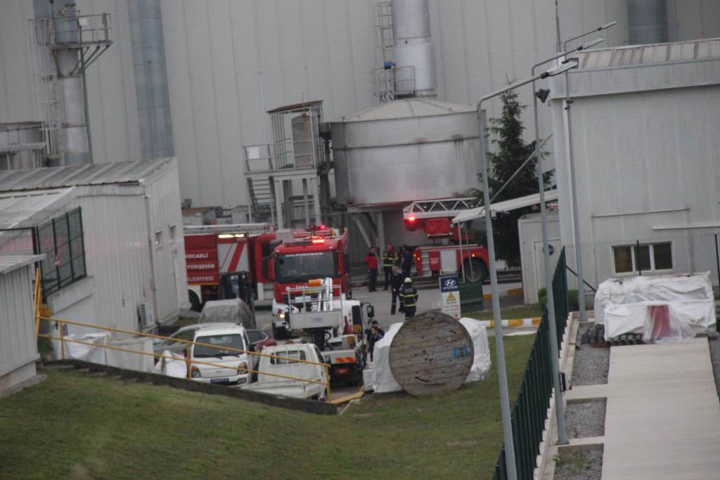 İZMİT'TE OTOMOBİL FABRİKASINDA YANGIN