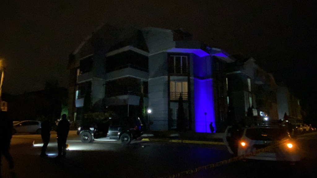 AYRILMAK İSTEYEN SEVGİLİSİNİ CADDE ORTASINDA TABANCAYLA VURDU SEVGİLİSİNİ 5 KURŞUNLA BACAKLARINDAN VURUP KAÇTI