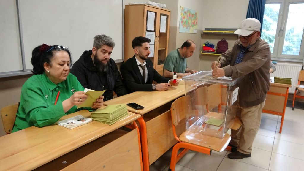 KOCAELİ'DE VATANDAŞLAR İKİNCİ TUR İÇİN SANDIKLARA AKIN ETTİ