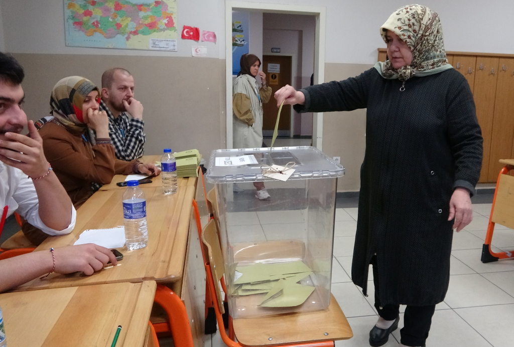 KOCAELİ'DE VATANDAŞLAR İKİNCİ TUR İÇİN SANDIKLARA AKIN ETTİ