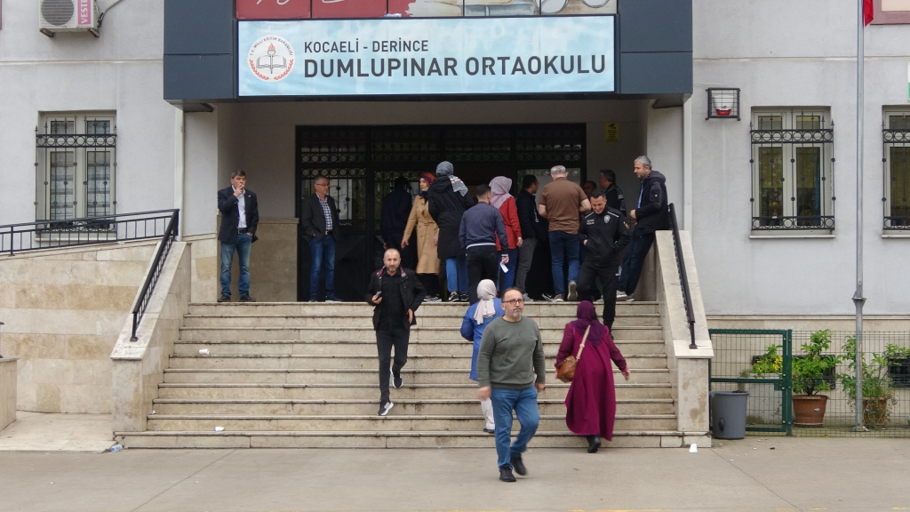 KOCAELİ'DE VATANDAŞLAR İKİNCİ TUR İÇİN SANDIKLARA AKIN ETTİ