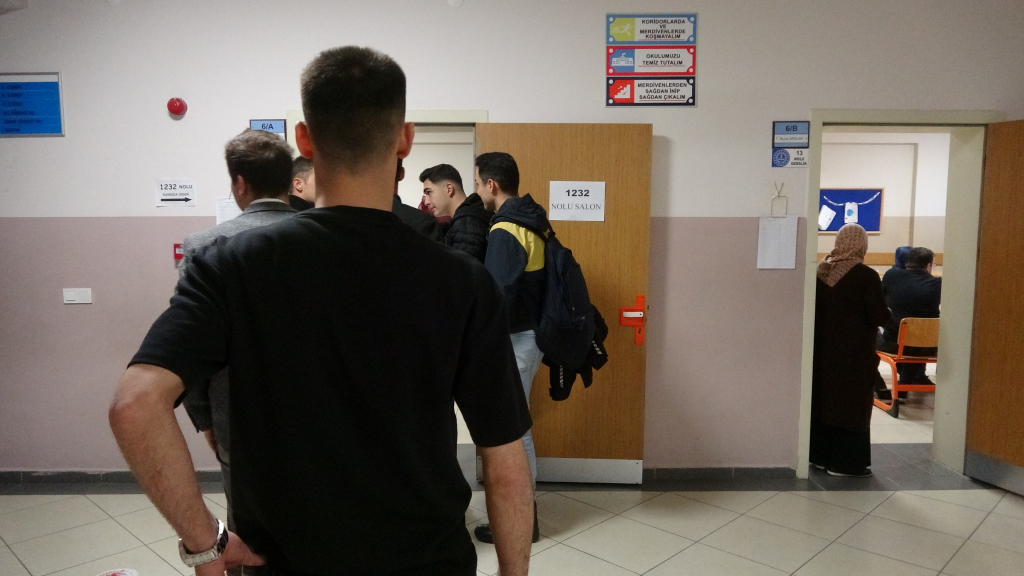 KOCAELİ'DE VATANDAŞLAR İKİNCİ TUR İÇİN SANDIKLARA AKIN ETTİ