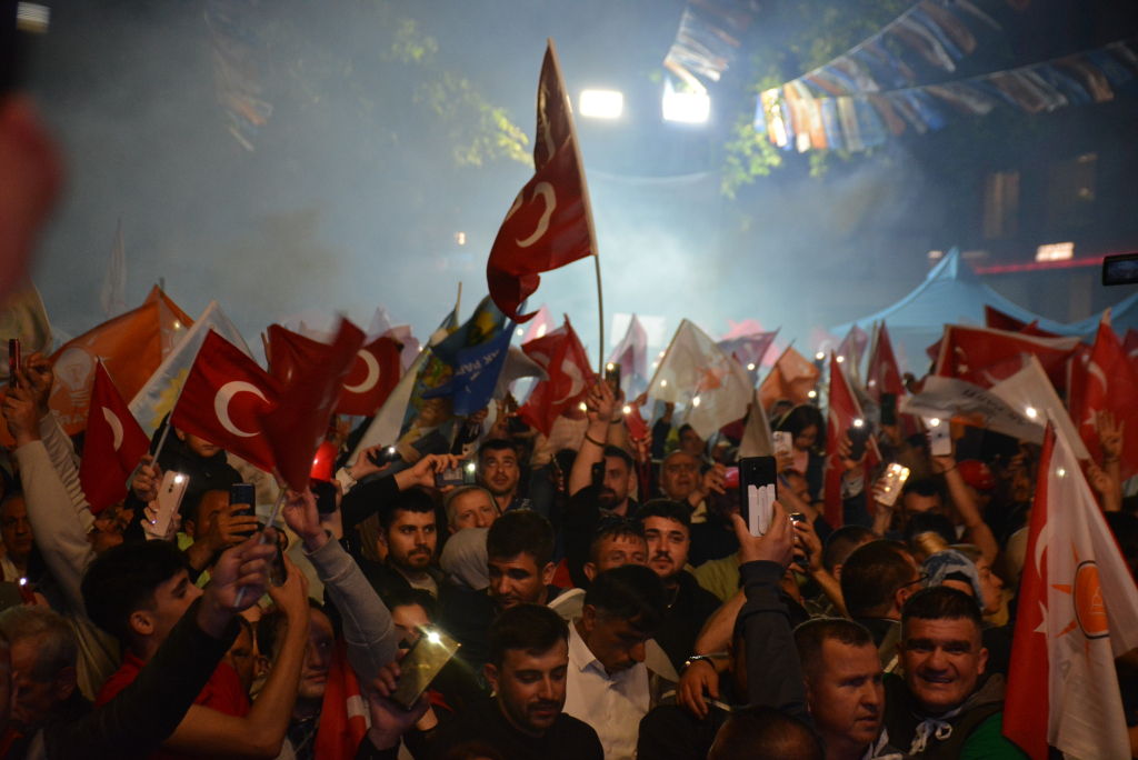 KOCAELİ'DE SEÇİM KUTLAMASI: VATANDAŞLAR SOKAĞA AKIN ETTİ KOCAELİ'DE SEÇİM KUTLAMASI: VATANDAŞLAR SOKAĞA AKIN ETTİ