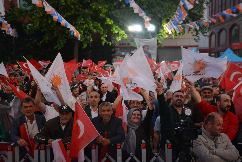 KOCAELİ'DE SEÇİM KUTLAMASI: VATANDAŞLAR SOKAĞA AKIN ETTİ