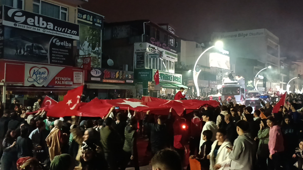 KOCAELİ'DE SEÇİM KUTLAMASI: VATANDAŞLAR SOKAĞA AKIN ETTİ