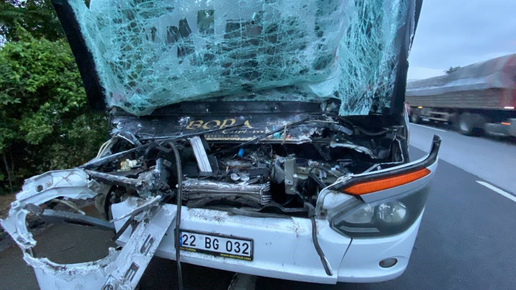 TEM'DE YOLCU DOLU OTOBÜS TIRA ARKADAN ÇARPTI: 1'İ AĞIR 22 YARALI OY KULLANMAK İÇİN ORDU'YA GİTMİŞLERDİ, İSTANBUL'A DÖNÜŞ YOLUNDA KAZAYA KARIŞTILAR
