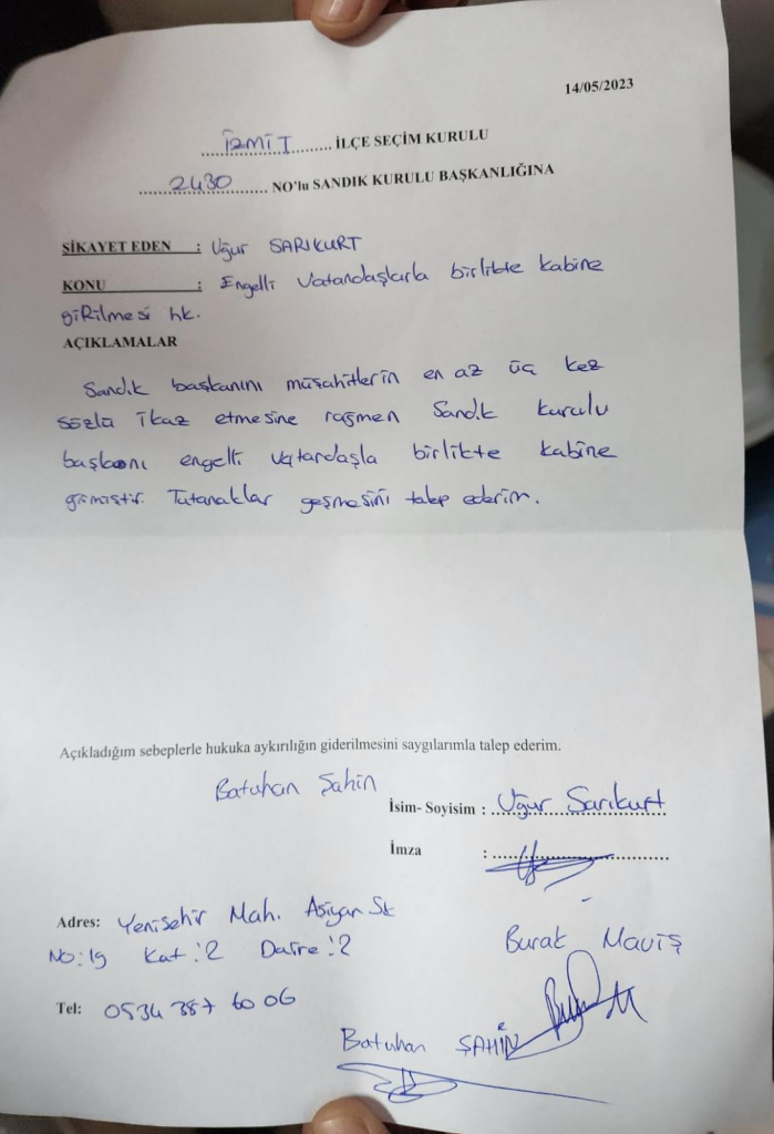 İzmit' te skandal görüntüler. Vatandaş oy kullanırken sandık başkanı kabine girdi