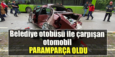 Kocaeli' de Belediye otobüsü ile çarpışan otomobil paramparça oldu