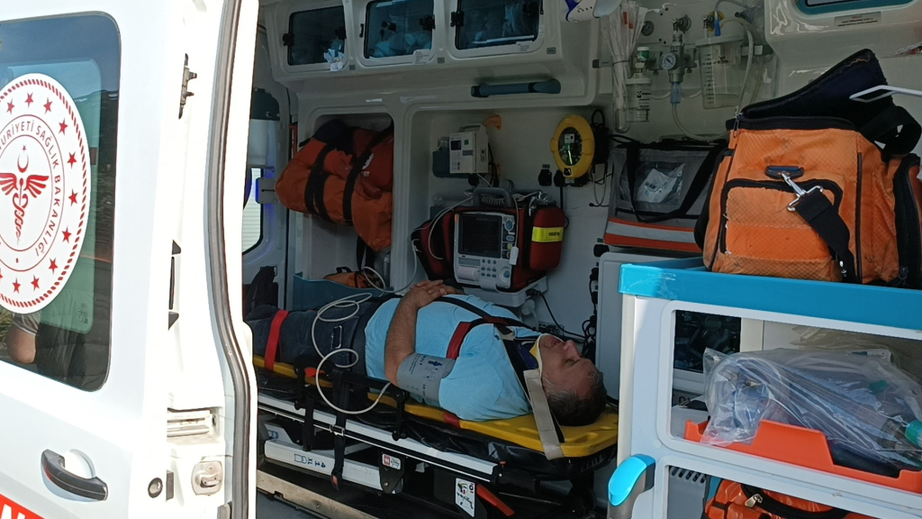 D 100'DE İŞÇİLERİ TAŞIYAN MİDİBÜS TIRA ÇARPTI: 13 YARALI