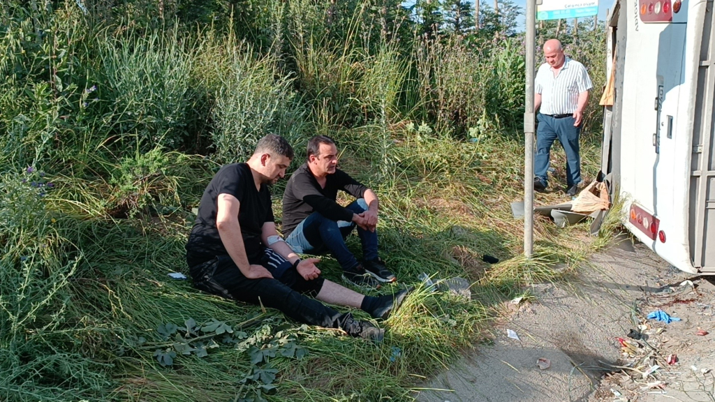 D 100'DE İŞÇİLERİ TAŞIYAN MİDİBÜS TIRA ÇARPTI: 13 YARALI