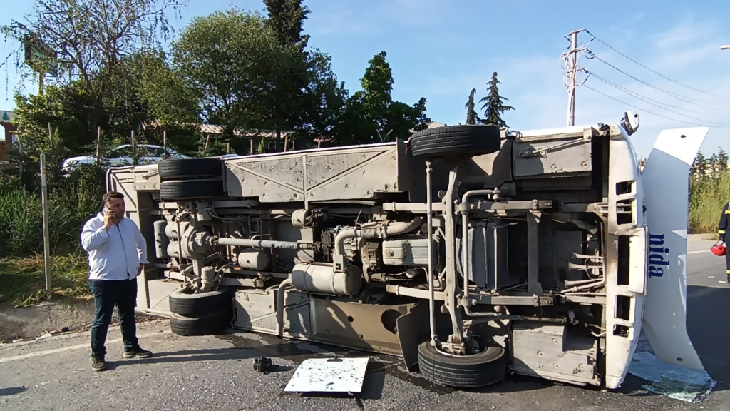 D 100'DE İŞÇİLERİ TAŞIYAN MİDİBÜS TIRA ÇARPTI: 13 YARALI