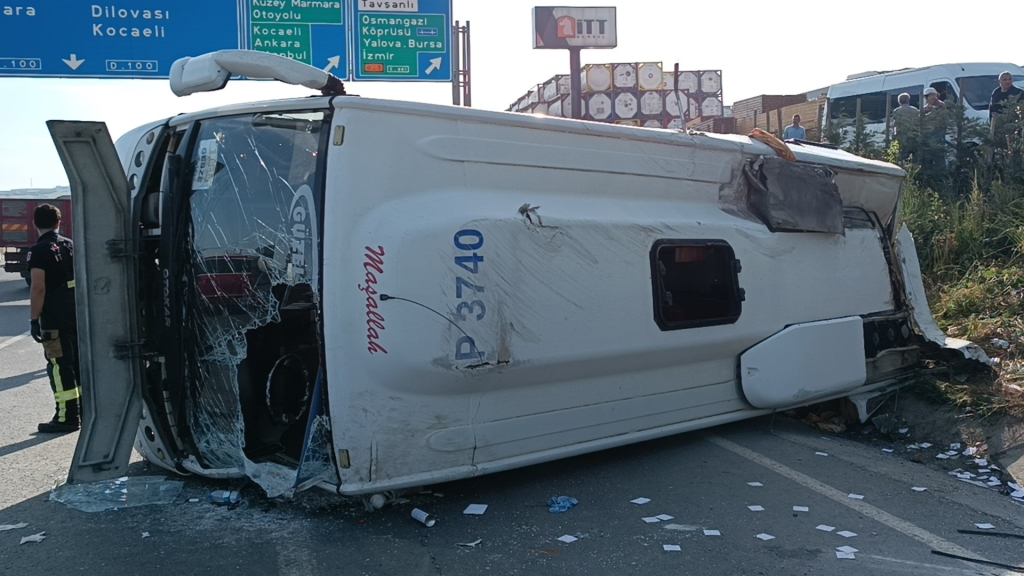 D 100'DE İŞÇİLERİ TAŞIYAN MİDİBÜS TIRA ÇARPTI: 13 YARALI