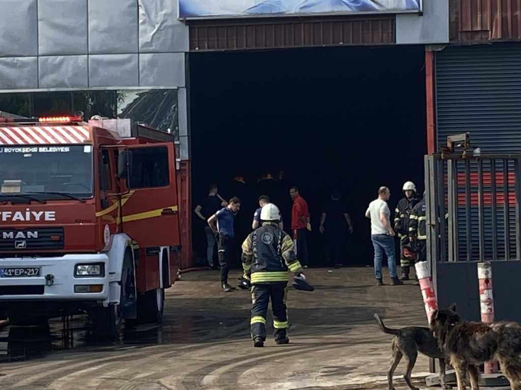 KOCAELİ'DE GERİ DÖNÜŞÜM TESİSİNDEKİ YANGIN KONTROL ALTINA ALINDI
