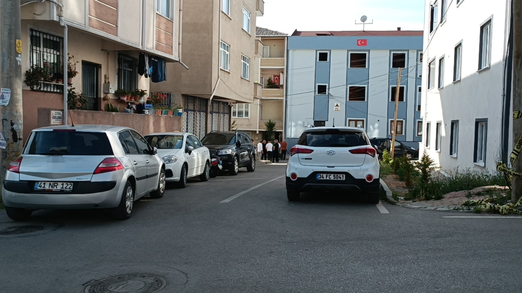 CAMLARI SİLERKEN 4. KATTAN DÜŞEN KADIN HAYATINI KAYBETTİ