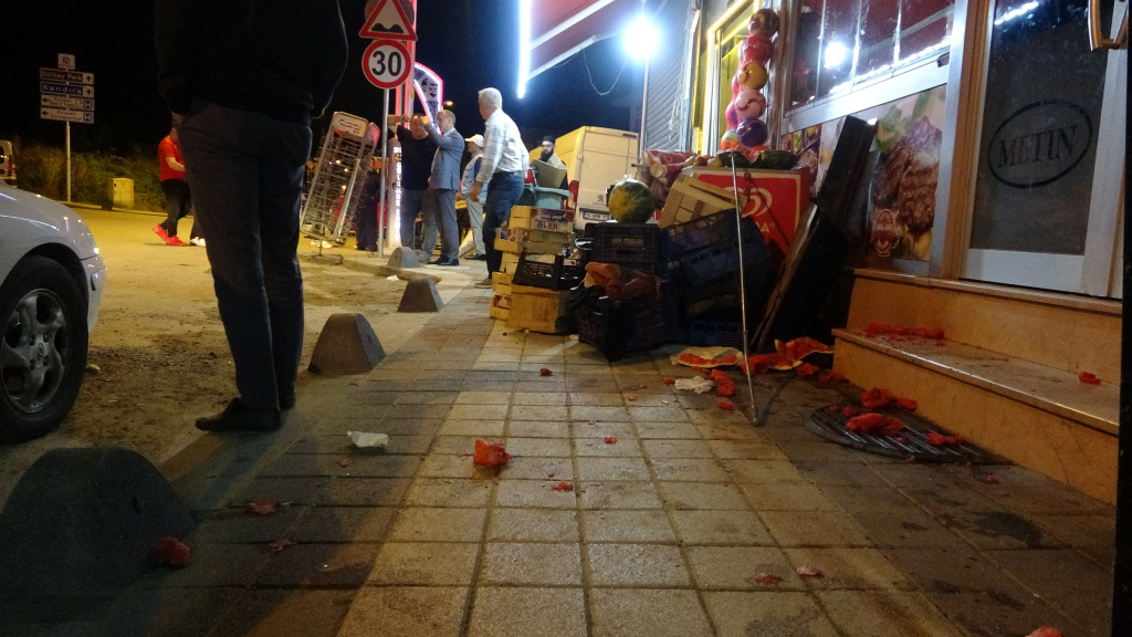 FRENİ BOŞALAN PARK HALİNDEKİ SERVİS MİDİBÜSÜ MARKETE DALDI ÇAY İÇMEYE GİTMİŞTİ DÖNDÜĞÜNDE GÖZLERİNE İNANAMADI