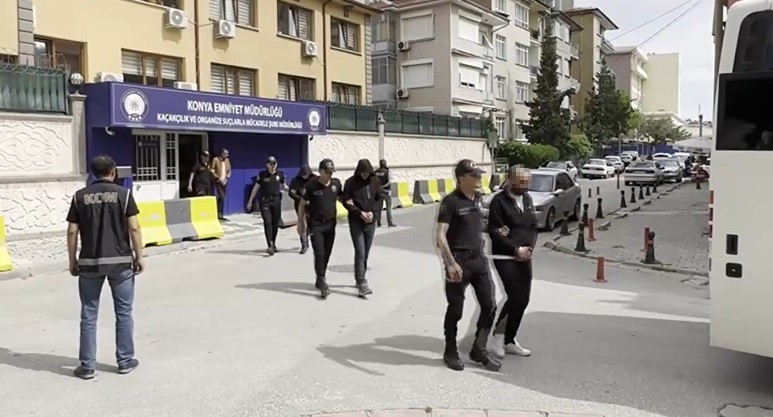 240 MİLYONLUK VURGUN YAPTIKLARI ARAÇLARI SİPARİŞ ÜZERİNE GETİRMİŞLER KONYA MERKEZLİ 10 İLDE DÜZENLENEN "FREN" OPERASYONUNDA GÖZALTINA ALINAN ŞÜPHELİLERİN TÜRKİYE'YE ARAÇLARI SORUNSUZ GETİRMEK İÇİN YABANCI KURYELERİ KULLANDIĞI ORTAYA ÇIKTI