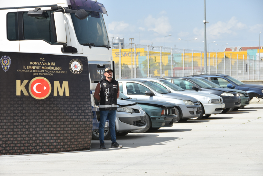 240 MİLYONLUK VURGUN YAPTIKLARI ARAÇLARI SİPARİŞ ÜZERİNE GETİRMİŞLER KONYA MERKEZLİ 10 İLDE DÜZENLENEN "FREN" OPERASYONUNDA GÖZALTINA ALINAN ŞÜPHELİLERİN TÜRKİYE'YE ARAÇLARI SORUNSUZ GETİRMEK İÇİN YABANCI KURYELERİ KULLANDIĞI ORTAYA ÇIKTI