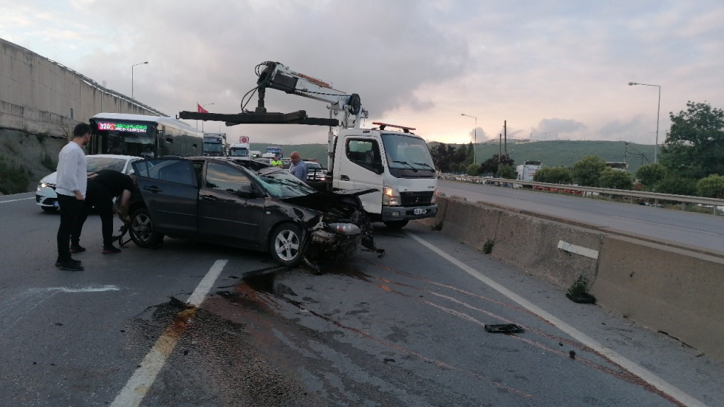 BARİYERE ÇARPIP TAKLA ATAN OTOMOBİL KARŞI ŞERİDE GEÇTİ: SÜRÜCÜNÜN BURNU BİLE KANAMADI LASTİĞİ PATLAYAN OTOMOBİL BARİYERE ÇARPIP TAKLA ATARAK KARŞI ŞERİDE GEÇTİ: 2 YARALI