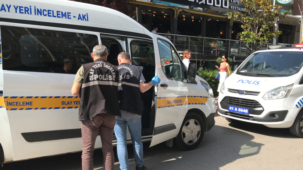 ADLİYENİN YANI BAŞINDA SİLAHLA VURULDU KAFEDE BAŞLAYAN TARTIŞMA SOKAĞA TAŞARAK KANLI BİTTİ