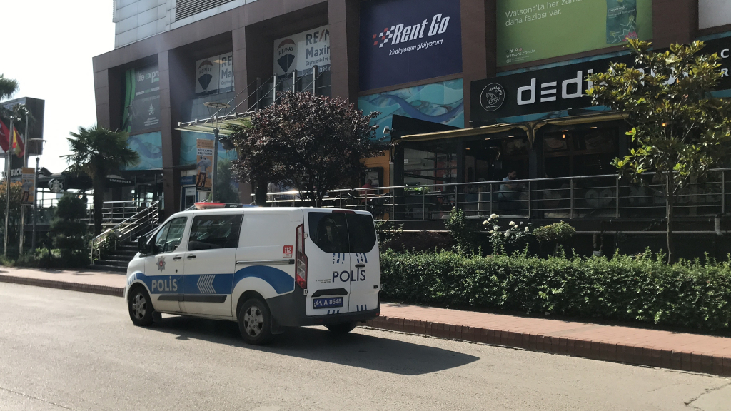 ADLİYENİN YANI BAŞINDA SİLAHLA VURULDU KAFEDE BAŞLAYAN TARTIŞMA SOKAĞA TAŞARAK KANLI BİTTİ