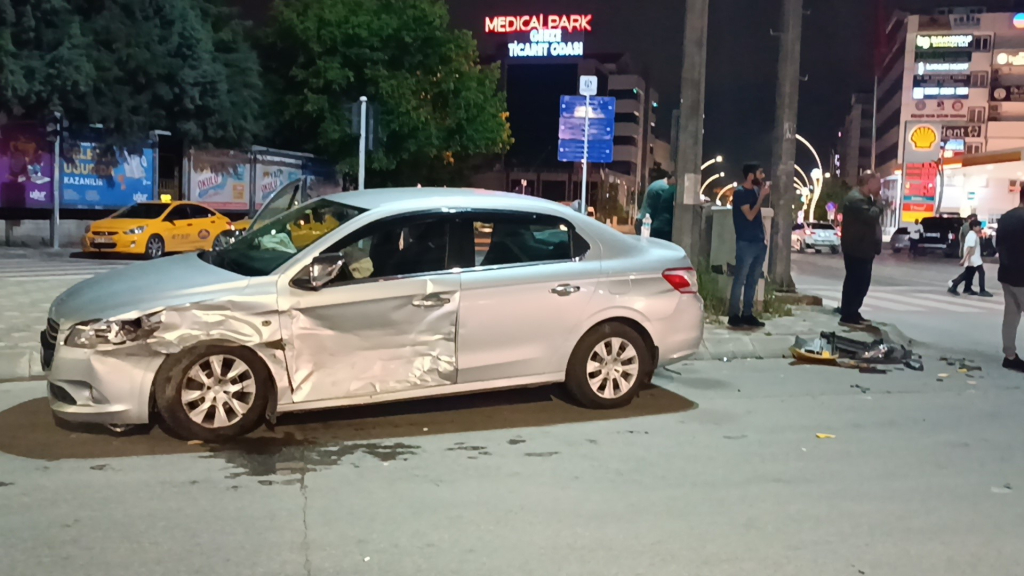 TİCARİ TAKSİ İLE OTOMOBİL KAVŞAKTA ÇARPIŞTI: 1 YARALI
