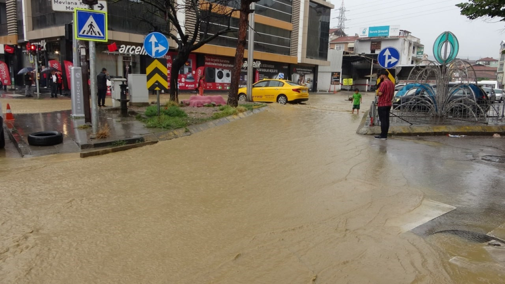 SAĞANAK HAYATI OLUMSUZ ETKİLEDİ: OTOMOBİL SU ALTINDA KALDI, ALT GEÇİTLER GÖLE DÖNDÜ