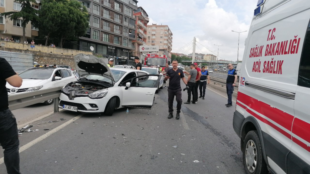 KAZADA OTOMOBİLDE SIKIŞAN İKİ KIZ KARDEŞİ İTFAİYE EKİPLERİ KURTARDI