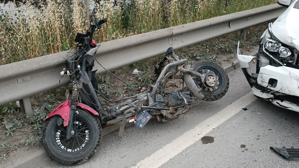 KOCAELİ'DE MOTOSİKLET BARİYERLERE ÇARPTI: 1'İ AĞIR 2 YARALI KOCAELİ'DE MOTOSİKLET BARİYERLERE ÇARPTI: 1'İ AĞIR 2 YARALI