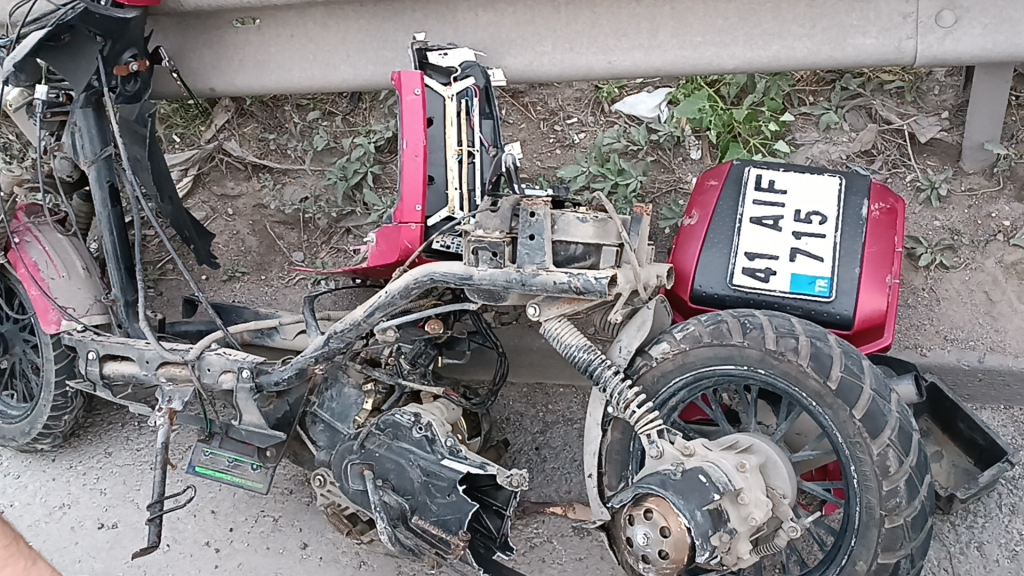 KOCAELİ'DE MOTOSİKLET BARİYERLERE ÇARPTI: 1'İ AĞIR 2 YARALI KOCAELİ'DE MOTOSİKLET BARİYERLERE ÇARPTI: 1'İ AĞIR 2 YARALI