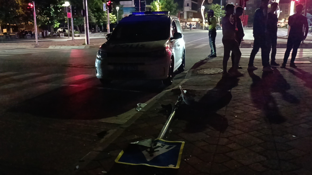 KONTROLDEN ÇIKAN OTOMOBİL TRAFİK LEVHASINA ÇARPTI: 1 YARALI