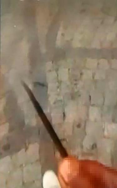 EŞİNİN BOĞAZINI KESİP 12 YERİNDEN BIÇAKLAYAN SANIK: "BU OLAYDA SUÇLU SADECE BEN DEĞİLİM" EŞİNİN BOĞAZINI KESİP 12 YERİNDEN BIÇAKLAMIŞTI, 18 YIL 4 AY HAPSE ÇARPTIRILDI