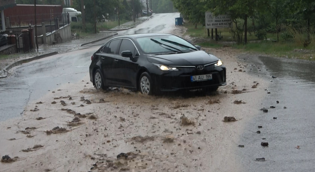ŞİDDETLİ BASTIRAN YAĞMUR SEBEBİYLE YOLLAR ÇAMUR VE TAŞ İÇİNDE KALDI ŞİDDETLİ BASTIRAN YAĞMUR SEBEBİYLE YOLLAR ÇAMUR VE TAŞ İÇİNDE KALDI