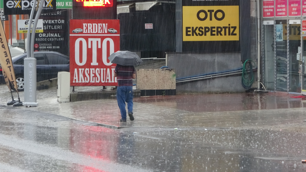 ŞİDDETLİ BASTIRAN YAĞMUR SEBEBİYLE YOLLAR ÇAMUR VE TAŞ İÇİNDE KALDI ŞİDDETLİ BASTIRAN YAĞMUR SEBEBİYLE YOLLAR ÇAMUR VE TAŞ İÇİNDE KALDI