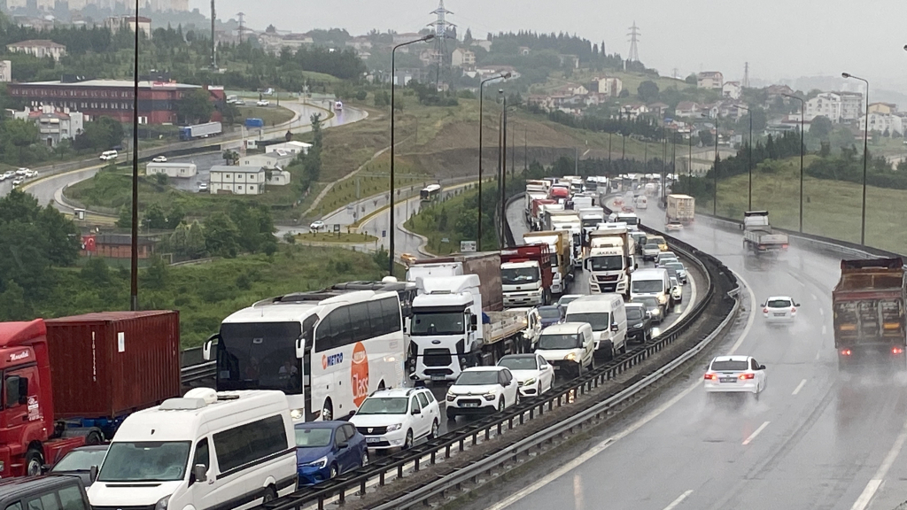 KOCAELİ TEM OTOYOLU'NDA SERAMİK YÜKLÜ TIRIN KASASI DEVRİLDİ, TRAFİK DURMA NOKTASINA GELDİ