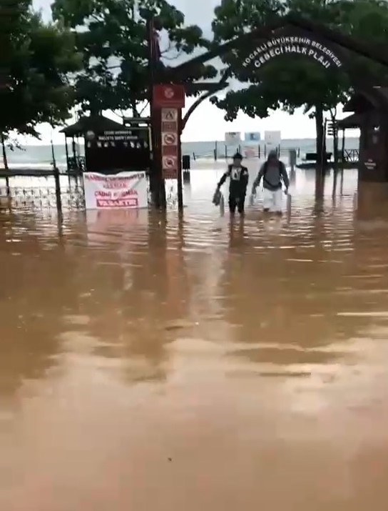 KOCAELİ ŞİDDETLİ YAĞMUR SEBEBİYLE ADETA SU ALTINDA KALDI, DENİZ VE DERELER TAŞTI, YOLLAR GÖLE DÖNDÜ KOCAELİ ŞİDDETLİ YAĞMUR SEBEBİYLE ADETA SU ALTINDA KALDI, DENİZ VE DERELER TAŞTI, YOLLAR GÖLE DÖNDÜ