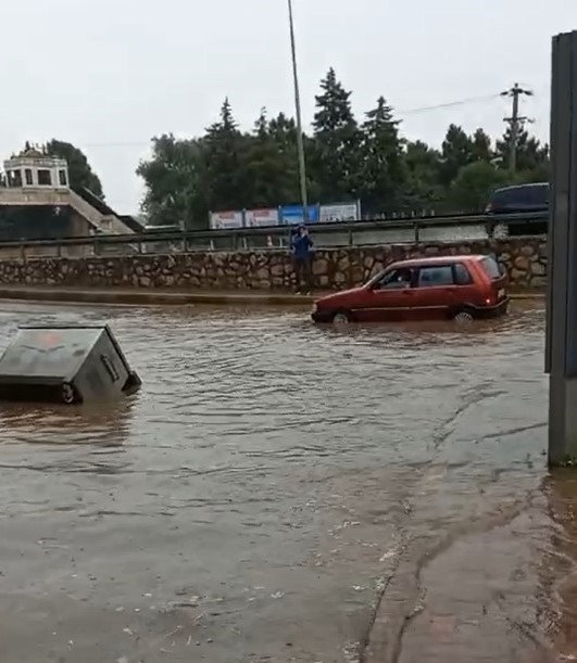 KOCAELİ ŞİDDETLİ YAĞMUR SEBEBİYLE ADETA SU ALTINDA KALDI, DENİZ VE DERELER TAŞTI, YOLLAR GÖLE DÖNDÜ KOCAELİ ŞİDDETLİ YAĞMUR SEBEBİYLE ADETA SU ALTINDA KALDI, DENİZ VE DERELER TAŞTI, YOLLAR GÖLE DÖNDÜ