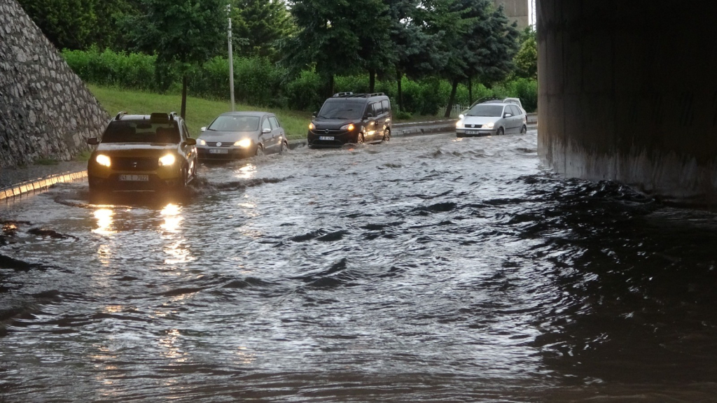 KOCAELİ ŞİDDETLİ YAĞMUR SEBEBİYLE ADETA SU ALTINDA KALDI, DENİZ VE DERELER TAŞTI, YOLLAR GÖLE DÖNDÜ KOCAELİ ŞİDDETLİ YAĞMUR SEBEBİYLE ADETA SU ALTINDA KALDI, DENİZ VE DERELER TAŞTI, YOLLAR GÖLE DÖNDÜ