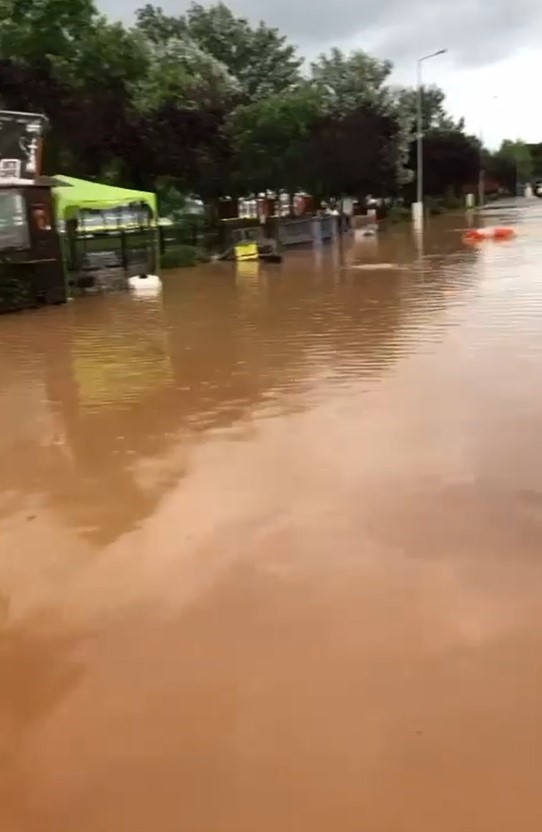 KOCAELİ ŞİDDETLİ YAĞMUR SEBEBİYLE ADETA SU ALTINDA KALDI, DENİZ VE DERELER TAŞTI, YOLLAR GÖLE DÖNDÜ KOCAELİ ŞİDDETLİ YAĞMUR SEBEBİYLE ADETA SU ALTINDA KALDI, DENİZ VE DERELER TAŞTI, YOLLAR GÖLE DÖNDÜ