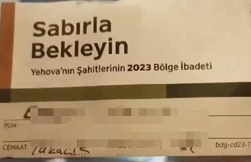 FETÖ'CÜLERİN YEHOVA ŞAHİTLERİ BAĞLANTISI ORTAYA ÇIKTI: FETÖ'CÜLERİN YAKA KARTINDA "SABIRLA BEKLEYİN, YEHOVA'NIN ŞAHİTLERİNİN 2023 BÖLGE İBADETİ" YAZISI DİKKAT ÇEKTİ FETÖ'CÜLERİN YEHOVA ŞAHİTLERİ BAĞLANTISI ORTAYA ÇIKTI: FETÖ'CÜLERİN YAKA KARTINDA "SABIRLA BEKLEYİN, YEHOVA'NIN ŞAHİTLERİNİN 2023 BÖLGE İBADETİ" YAZISI DİKKAT ÇEKTİ