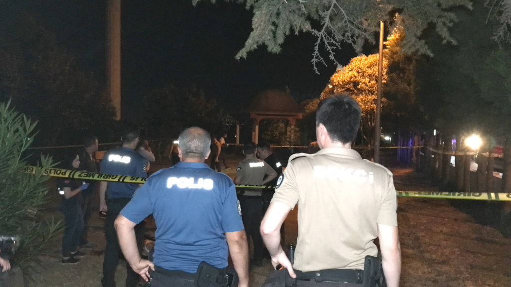 KATİLİ BİRA KUTUSU ELE VERDİ PARKTAKİ CİNAYETİN SEBEBİ "LAF ATMA" ÇIKTI KATİLİ BİRA KUTUSU ELE VERDİ PARKTAKİ CİNAYETİN SEBEBİ "LAF ATMA" ÇIKTI