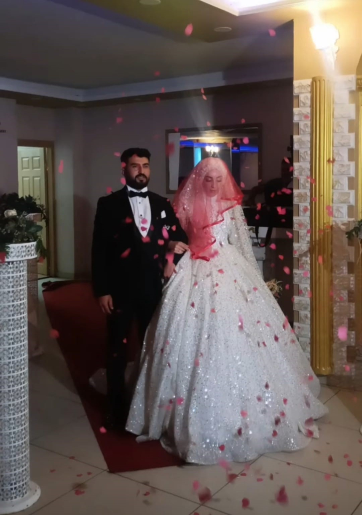 DÜĞÜN FOTOĞRAFÇISI EN MUTLU GÜNDE DEHŞET SAÇTI: 2 ÖLÜ 4 YARALI DÜĞÜNDE ÇEKİLEN FOTOĞRAFLARIN SATIŞI YÜZÜNDEN ÇIKAN KAVGADA DAMAT AĞIR YARALANDI, DAMADIN ARKADAŞI İLE AMCASI HAYATINI KAYBETTİ DÜĞÜN FOTOĞRAFÇISI EN MUTLU GÜNDE DEHŞET SAÇTI: 2 ÖLÜ 4 YARALI DÜĞÜNDE ÇEKİLEN FOTOĞRAFLARIN SATIŞI YÜZÜNDEN ÇIKAN KAVGADA DAMAT AĞIR YARALANDI, DAMADIN ARKADAŞI İLE AMCASI HAYATINI KAYBETTİ