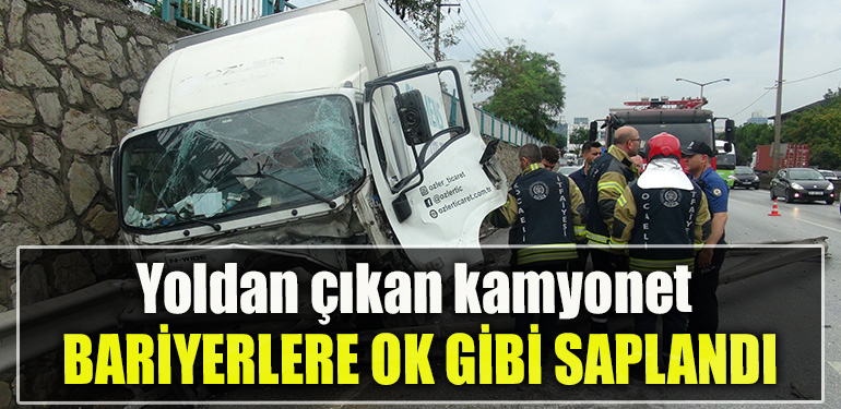 Kocaeli' de yoldan çıkan kamyonet önce bariyerlere ardından duvara çarptı