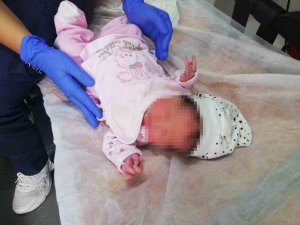 1 haftalik bebegi su kanalina birakan annesiymis 7iU8M4NM.jpg