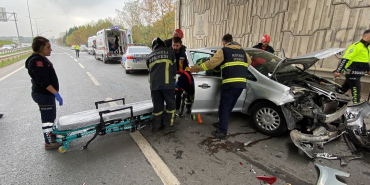 HURDAYA DÖNEN OTOMOBİLDE SIKIŞANLARIN İMDADINA İTFAİYE YETİŞTİ