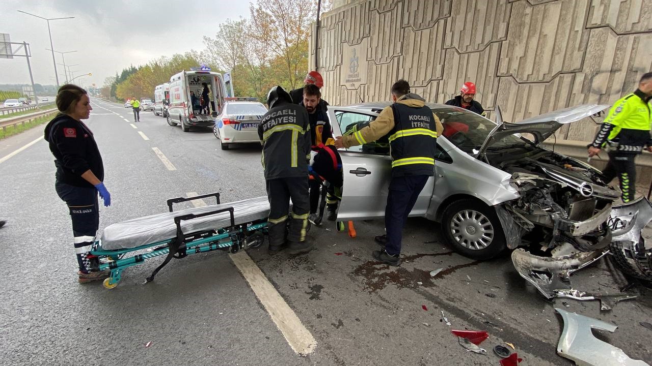 HURDAYA DÖNEN OTOMOBİLDE SIKIŞANLARIN İMDADINA İTFAİYE YETİŞTİ