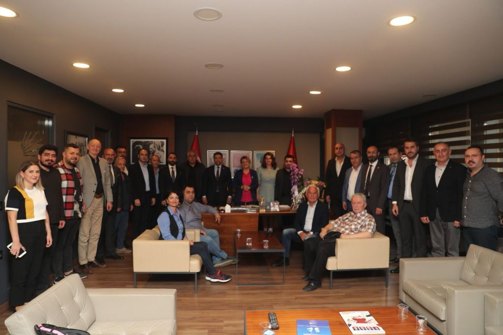 İzmit Belediye Başkanı Fatma Kaplan Hürriyet, CHP Kocaeli İl Başkanı Bülent Sarı' yı ziyaret etti (2)