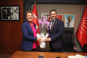 İzmit Belediye Başkanı Fatma Kaplan Hürriyet, CHP Kocaeli İl Başkanı Bülent Sarı' yı ziyaret etti